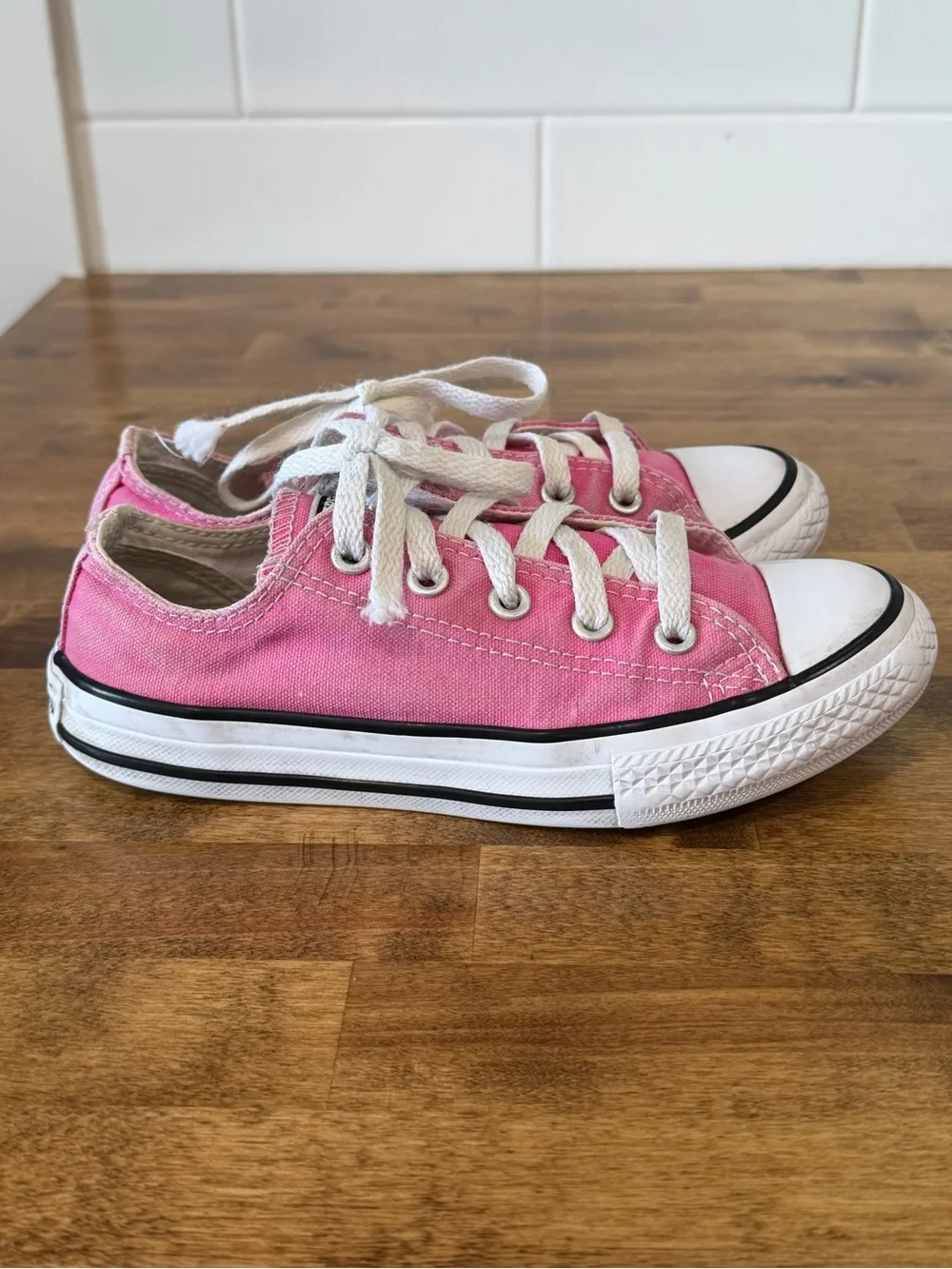 Converse Kids Low Top Sneakers - Pink and White- size 13 Youth- video in listing